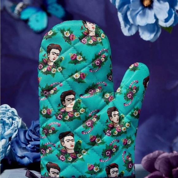 Frida Kahlo Oven Mitt and Pot Holder Set - Picture 3 of 5